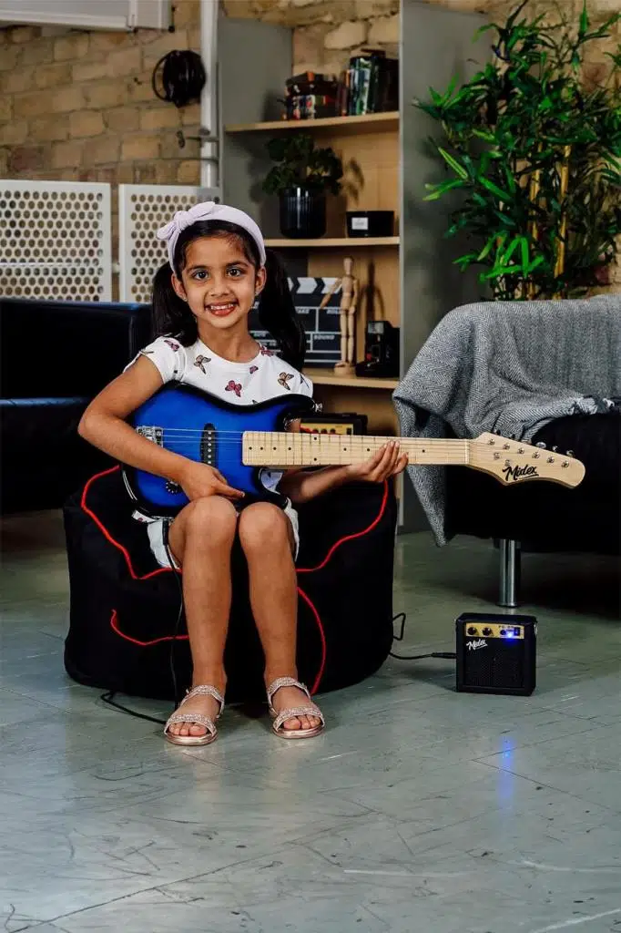 Midex CEG-30BL 4-6 Yaş Çocuklar İçin Amfili Full 1/4 30 İnç Elektro Gitar Seti Blue Black Midex CEG-30BL 4-6 Yaş Çocuklar İçin Amfili Full 1/4 30 İnç Elektro Gitar Seti Blue Black