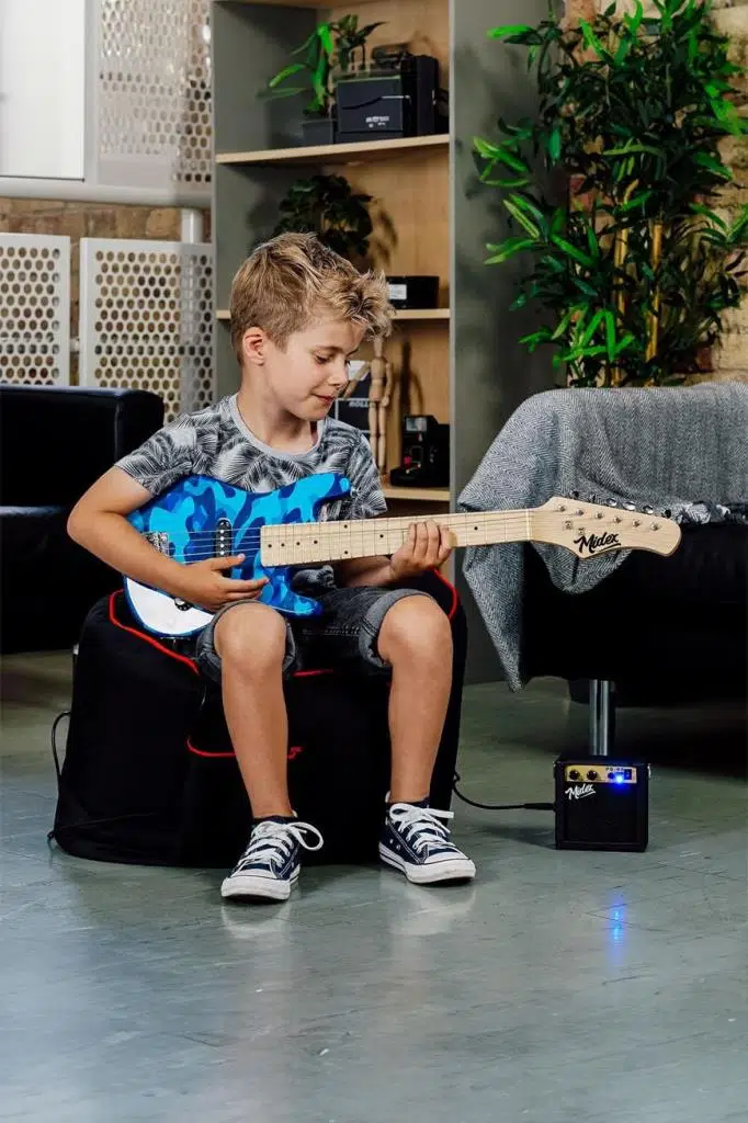 Midex CEG-30BS 4-6 Yaş Çocuklar İçin Amfili Full 1/4 30 İnç Elektro Gitar Seti Midex CEG-30BS 4-6 Yaş Çocuklar İçin Amfili Full 1/4 30 İnç Elektro Gitar Seti