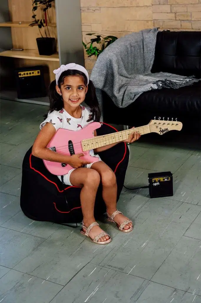 Midex CEG-30PK 4-6 Yaş Çocuklar İçin Amfili Full 1/4 30 İnç Elektro Gitar Seti Pembe Midex CEG-30PK 4-6 Yaş Çocuklar İçin Amfili Full 1/4 30 İnç Elektro Gitar Seti Pembe