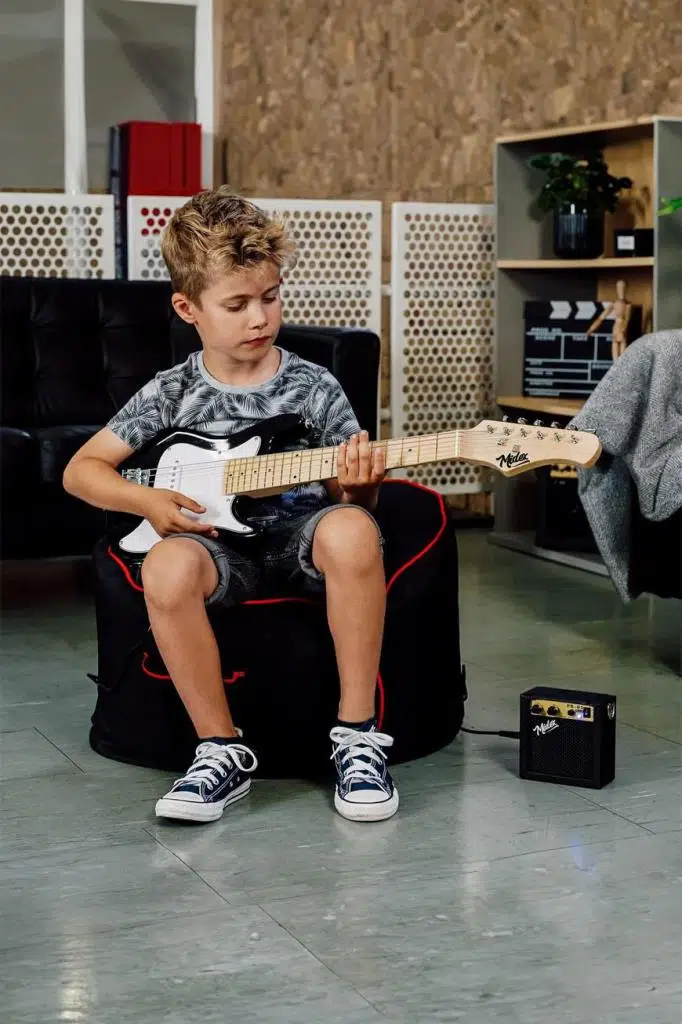 Midex CEG-30WB 4-6 Yaş Çocuklar İçin Amfili Full 1/4 30 İnç Elektro Gitar Seti White Black Midex CEG-30WB 4-6 Yaş Çocuklar İçin Amfili Full 1/4 30 İnç Elektro Gitar Seti White Black